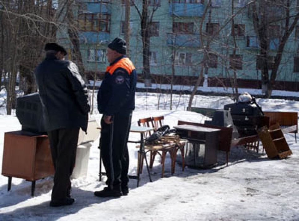 В Бийске судебные приставы выселили на улицу семью с двумя
детьми двух и семи лет.