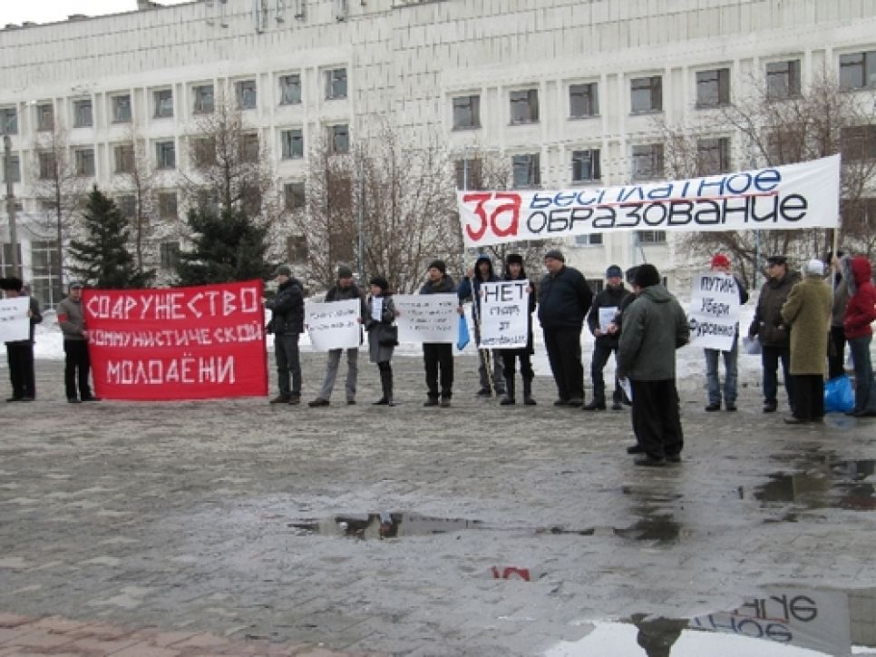 "Знание - не товар, школа - не рынок, учитель - не барыга": в
Барнауле прошла очередная акция протеста против реформы
образования.