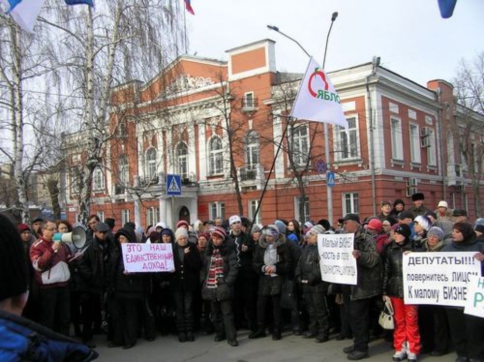 "Хватит кошмарить малый бизнес!": в Барнауле прошёл митинг против ликвидации уличной торговли.