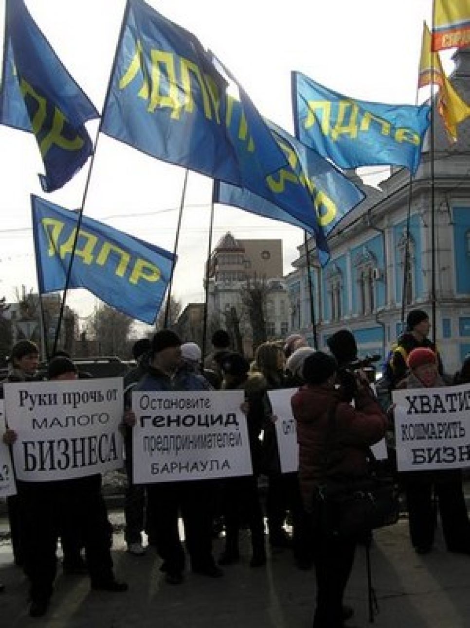 "Хватит кошмарить малый бизнес!": в Барнауле прошёл митинг против ликвидации уличной торговли.