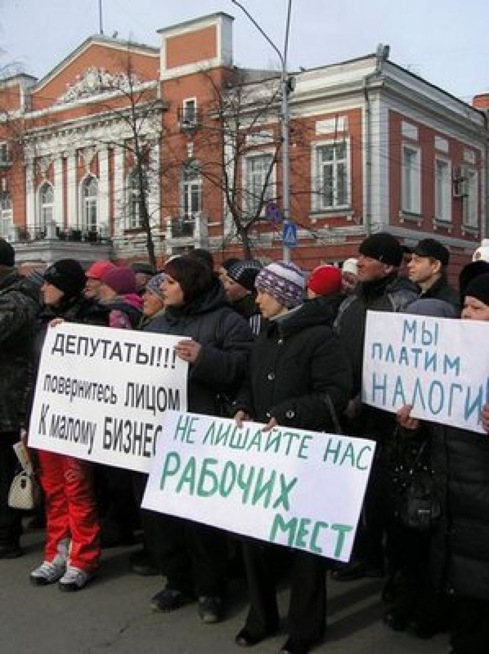 "Хватит кошмарить малый бизнес!": в Барнауле прошёл митинг против ликвидации уличной торговли.