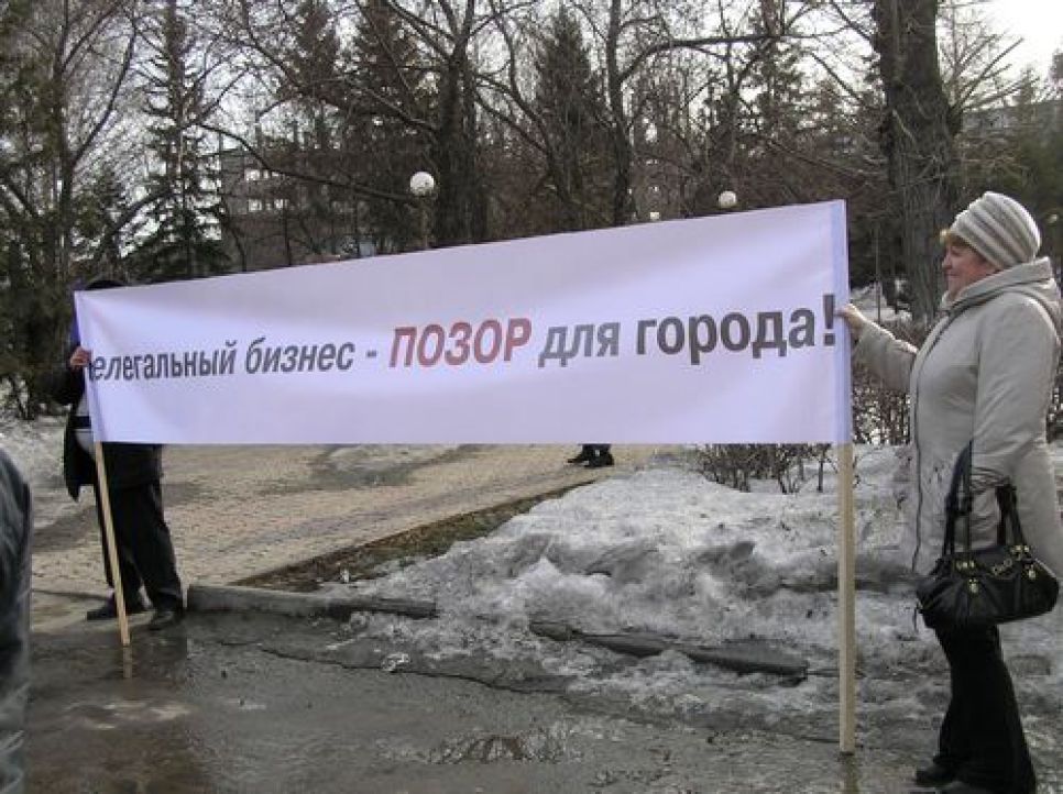 "Хватит кошмарить малый бизнес!": в Барнауле прошёл митинг против ликвидации уличной торговли.
