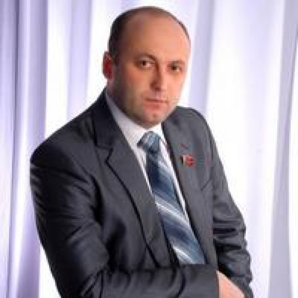 Депутат фракции ЛДПР в Алтайском Заксобрании Алексей Кушнарёв
о ликвидации уличной торговли в Барнауле: закрыв рынки, власть
лишит дохода предпринимателей, а покупателей возможности
экономить!