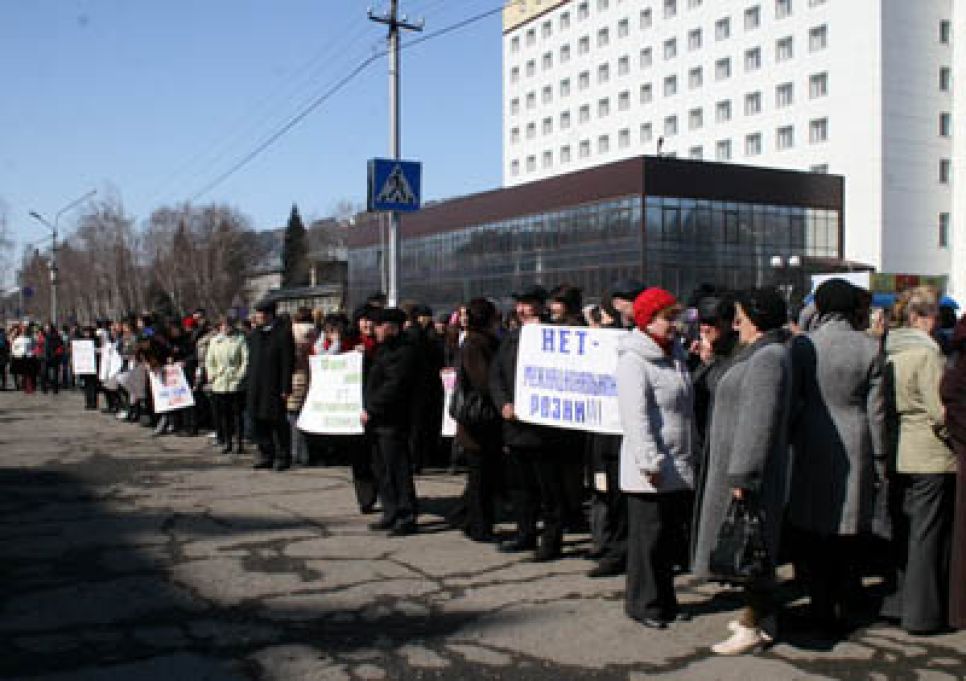 В Горно-Алтайске прошел пикет  за Чорос-Гуркина и против
еженедельника "Листок".