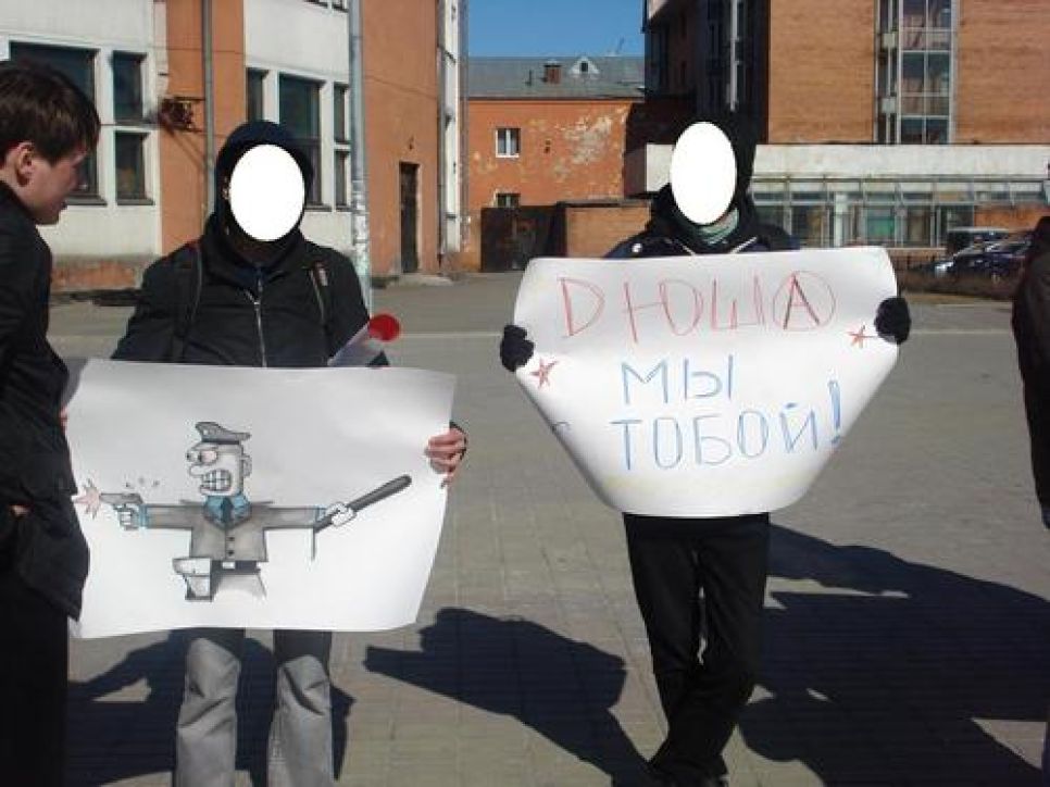 "И нам не нужны такие попутчики!": акция солидарности с
барнаульскими анархистами прошла в Иркутске.