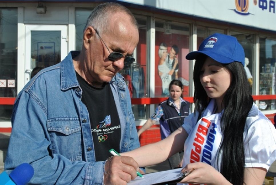 Алтайские единороссы указали чиновникам из администрации
Барнаула на то, чтобы средства, полученные в рамках проекта
"Новые дороги городов России" "были вложены максимально
эффективно".