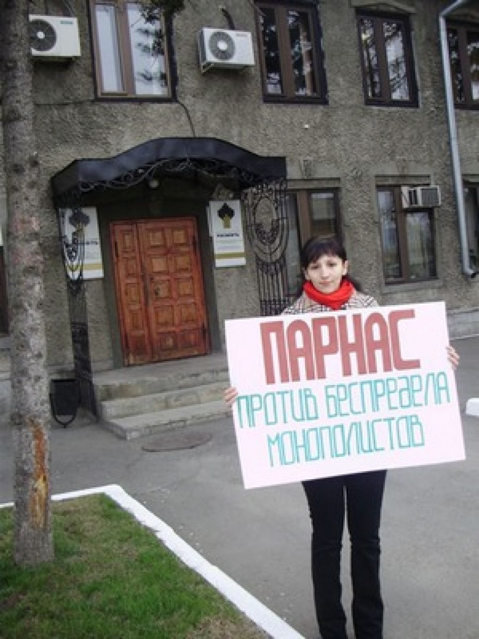 "Парнас" провел одиночные пикеты с требованием к властям
вмешаться в ситуацию с бензиновым кризисом на Алтае. Фото.