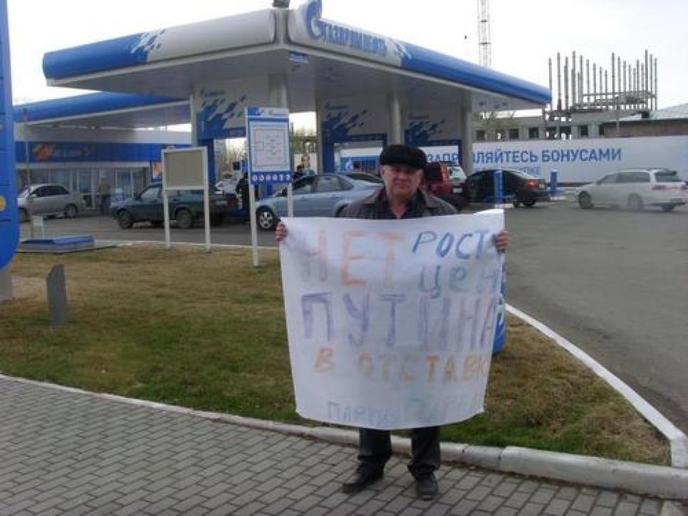 ПАРНАС продолжает одиночные пикеты с требованием разобраться с
проблемой нехватки бензина в Алтайском крае. Фото.