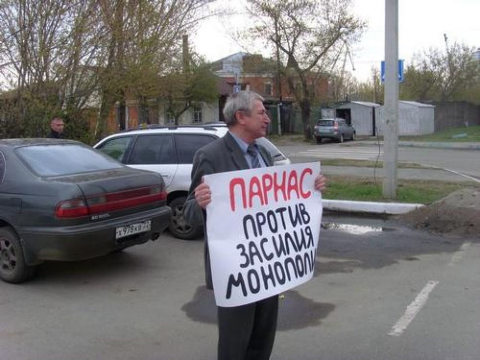 ПАРНАС продолжает одиночные пикеты с требованием разобраться с
проблемой нехватки бензина в Алтайском крае. Фото.