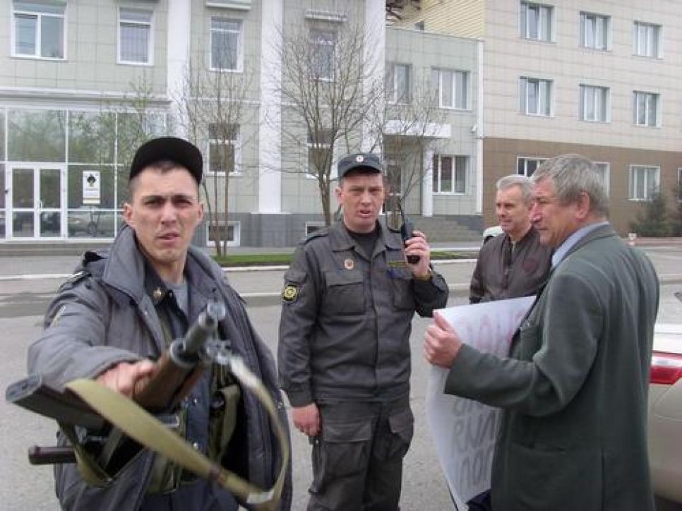 ПАРНАС продолжает одиночные пикеты с требованием разобраться с
проблемой нехватки бензина в Алтайском крае. Фото.