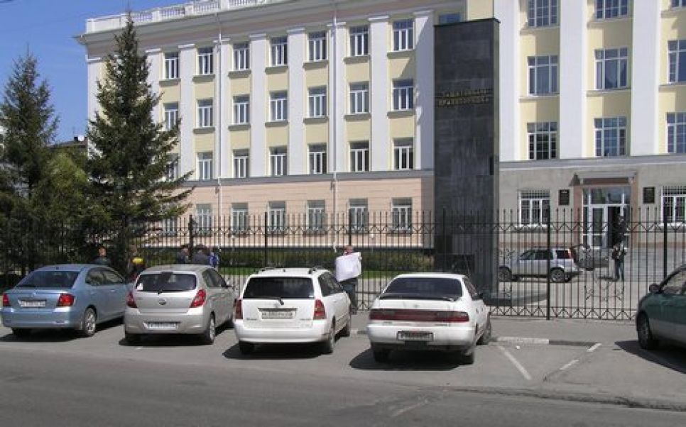 Сотрудники ГУВД Алтайского края попытались задержать
пикетчика, протестовавшего против попыток уголовного
преследования Навального.
