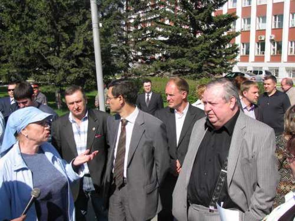 Мэр Бийска  Анатолий Мосиевский посетил 
пикет с требованием его отставки.