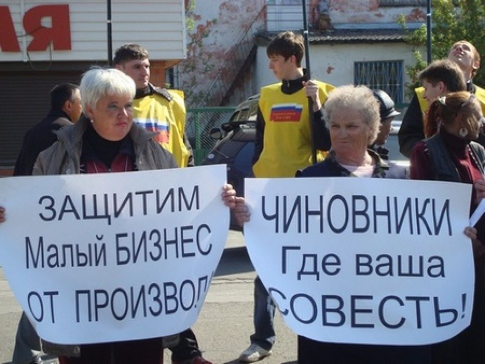 "Малый бизнес - кость в горле администрации города?":
предприниматели Барнаула провели пикет против сноса киосков на
площади Спартака.
