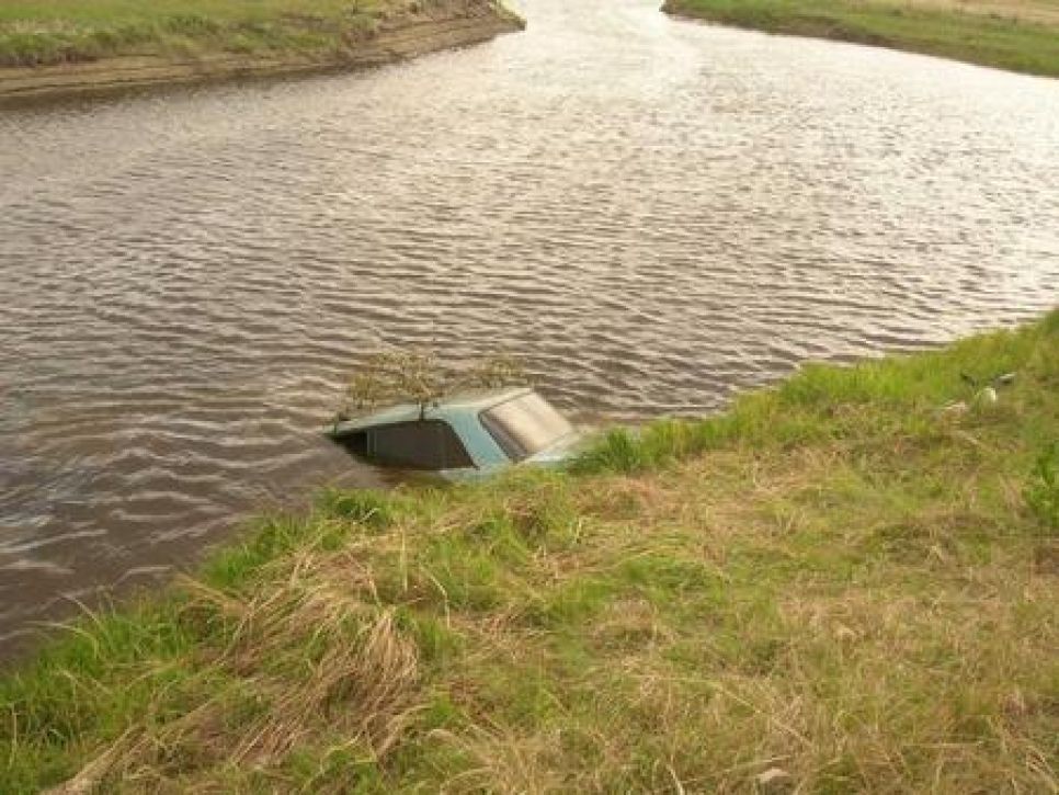 В Алтайском крае автомобиль  опрокинулся  в реку Бурла: водитель и
пассажирка погибли.