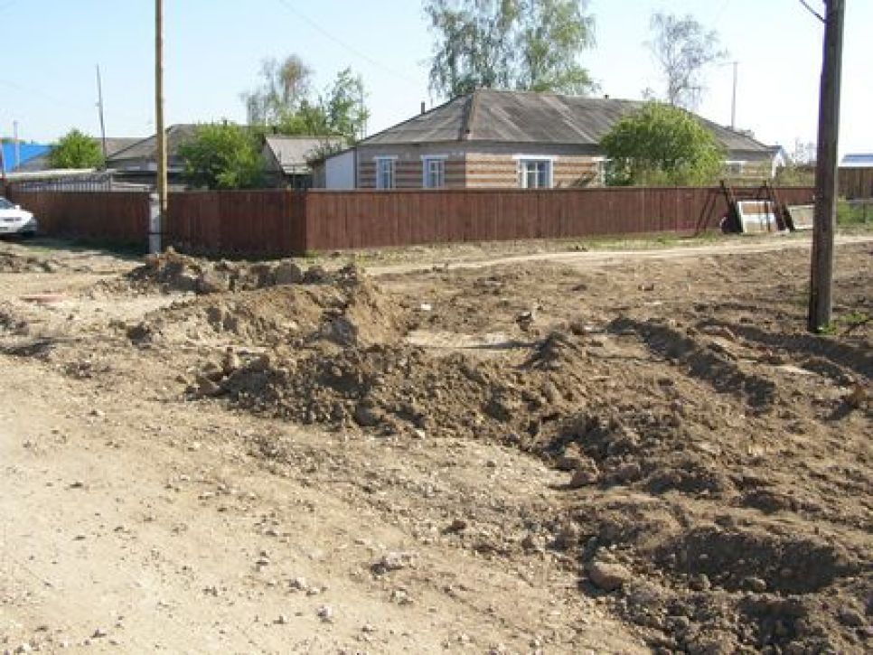 Жительница восстановленного после пожара села Николаевка
Тамара Мальцева:  глядя на отсыревшие после паводка дома и
бездорожье, сельчане всё больше критикуют "Единую Россию", частью
которой являются и Путин, и Медведев, и Карлин.