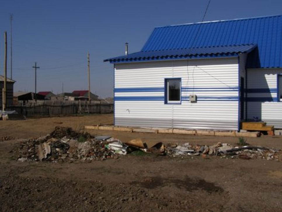 Жительница восстановленного после пожара села Николаевка
Тамара Мальцева:  глядя на отсыревшие после паводка дома и
бездорожье, сельчане всё больше критикуют "Единую Россию", частью
которой являются и Путин, и Медведев, и Карлин.