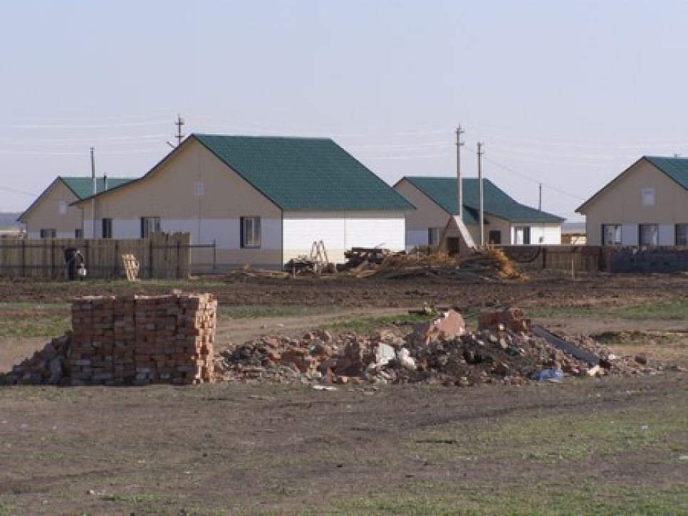 Жительница восстановленного после пожара села Николаевка
Тамара Мальцева:  глядя на отсыревшие после паводка дома и
бездорожье, сельчане всё больше критикуют "Единую Россию", частью
которой являются и Путин, и Медведев, и Карлин.