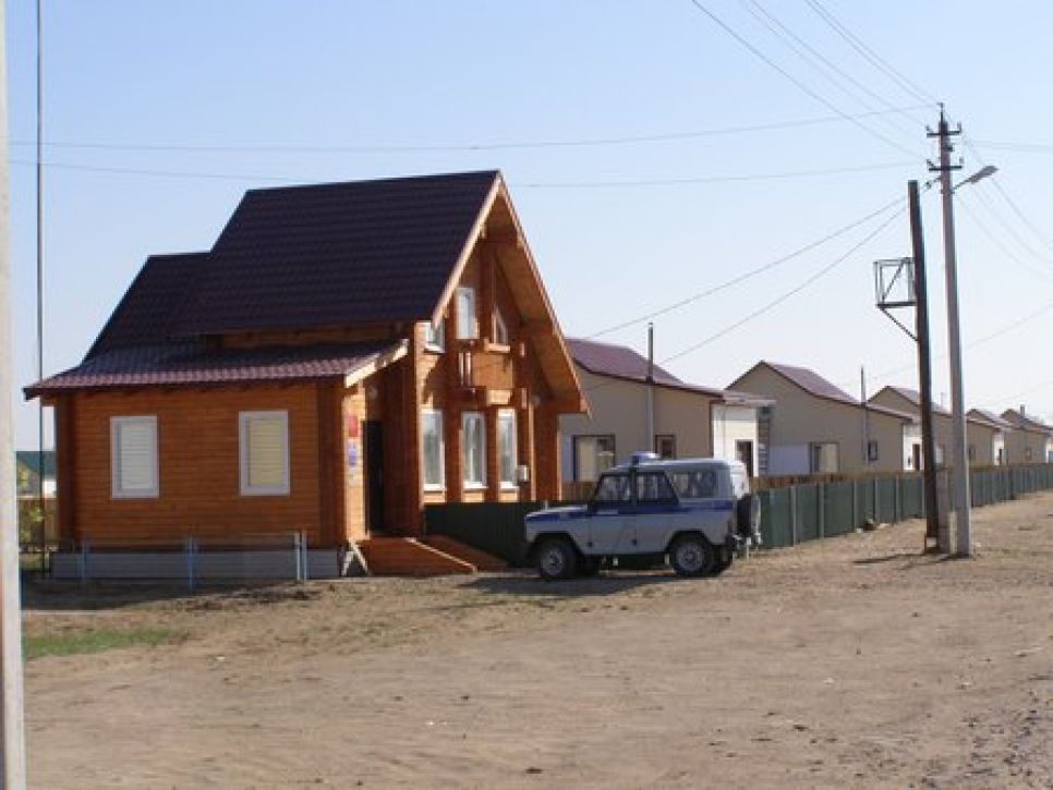 Жительница восстановленного после пожара села Николаевка
Тамара Мальцева:  глядя на отсыревшие после паводка дома и
бездорожье, сельчане всё больше критикуют "Единую Россию", частью
которой являются и Путин, и Медведев, и Карлин.