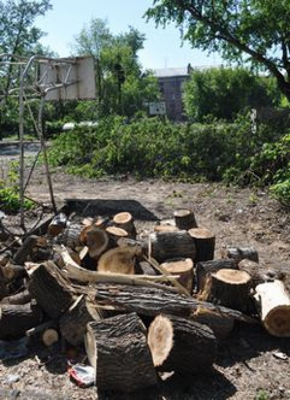 В центре Барнаула "вырубили" спортплощадку, построенную в своё
время с участием последнего выборного мэра города Владимира
Колганова. Фото.