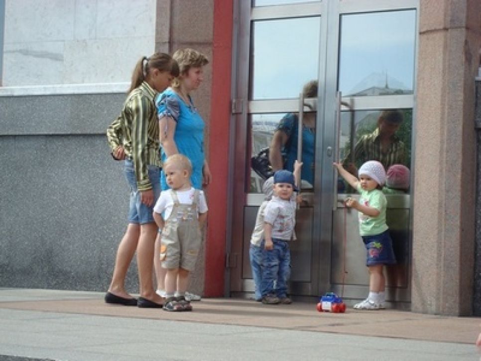 "Дети в очереди - позор!": в Барнауле прошел митинг  родителей, требующих  
 обеспечить детей местами в
детсадах.  Фото.