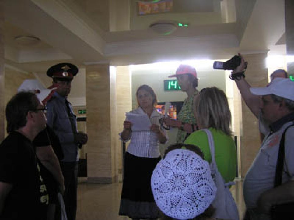 Обманутые барнаульские дольщики, с  которыми отказался 
встречаться  губернатор Алтайского края, объявили  о бессрочной голодовке.