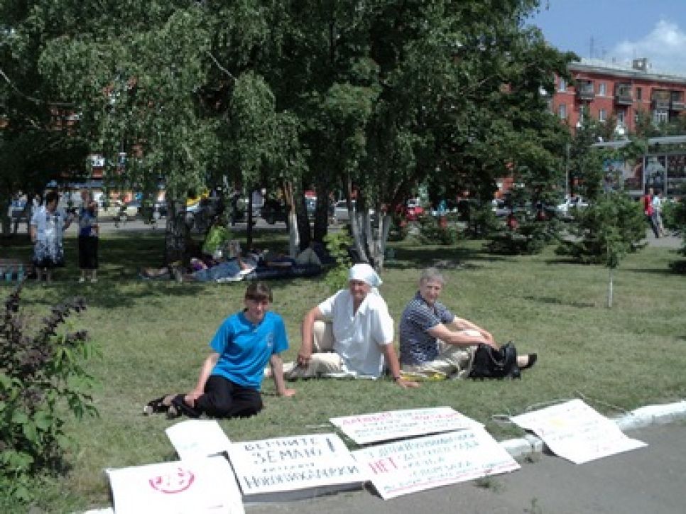 Второй день голодовки барнаульских дольщиков: акцию протеста
поддержали жители поселка Новомихайловка, у которых отбирают
огороды. Фото.