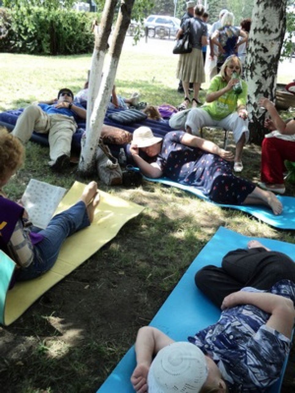 Второй день голодовки барнаульских дольщиков: акцию протеста
поддержали жители поселка Новомихайловка, у которых отбирают
огороды. Фото.