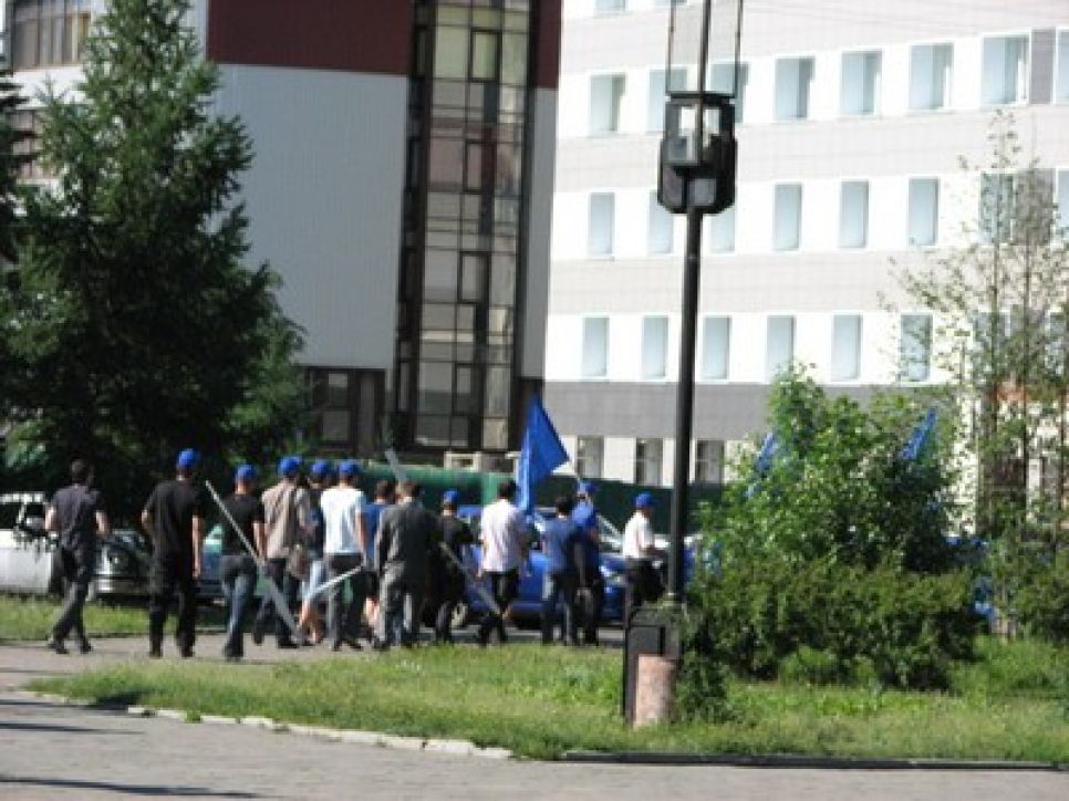 Организовавшие провокацию единороссы не смогли сорвать акцию
протеста медиков в Барнауле. Фото.
