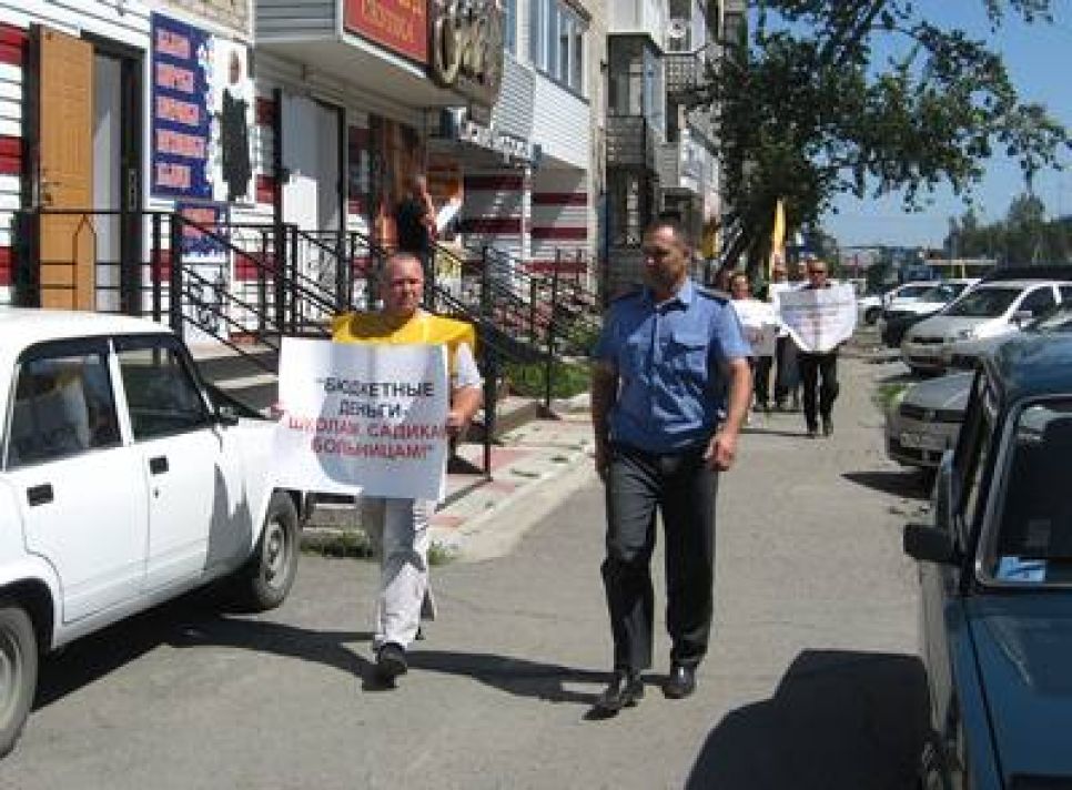 Власти Камня-на-Оби сорвали акцию протеста медиков, продержав некоторое 
время в полиции организаторов пикета.