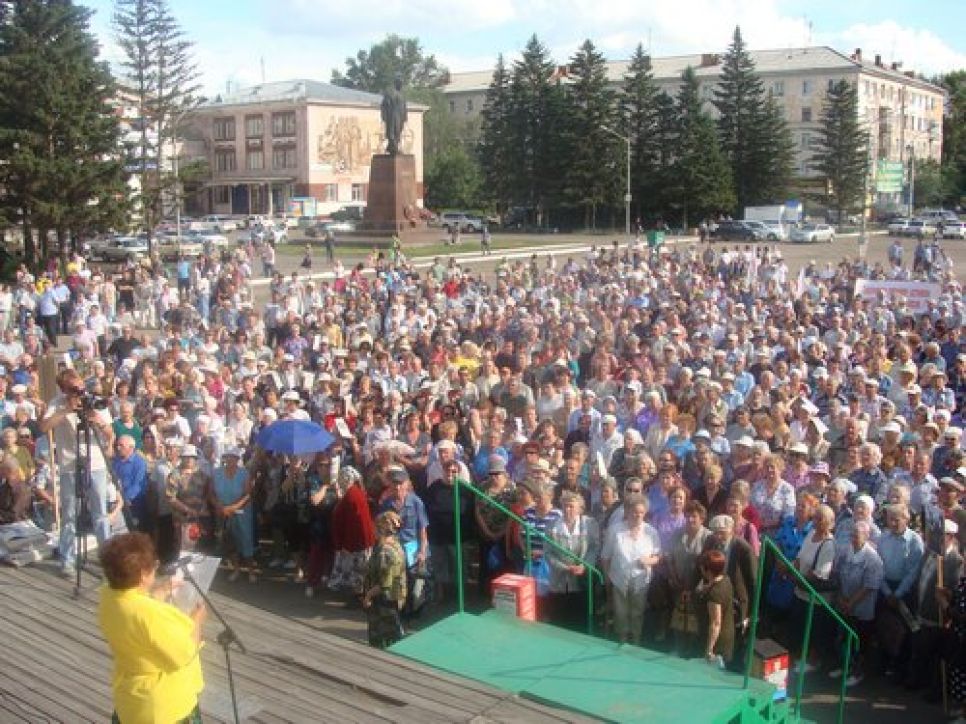 Жители Алтайского края тысячами вступают в
антиединороссовское "Народное ополчение": в Рубцовске прошел
колоссальный митинг...