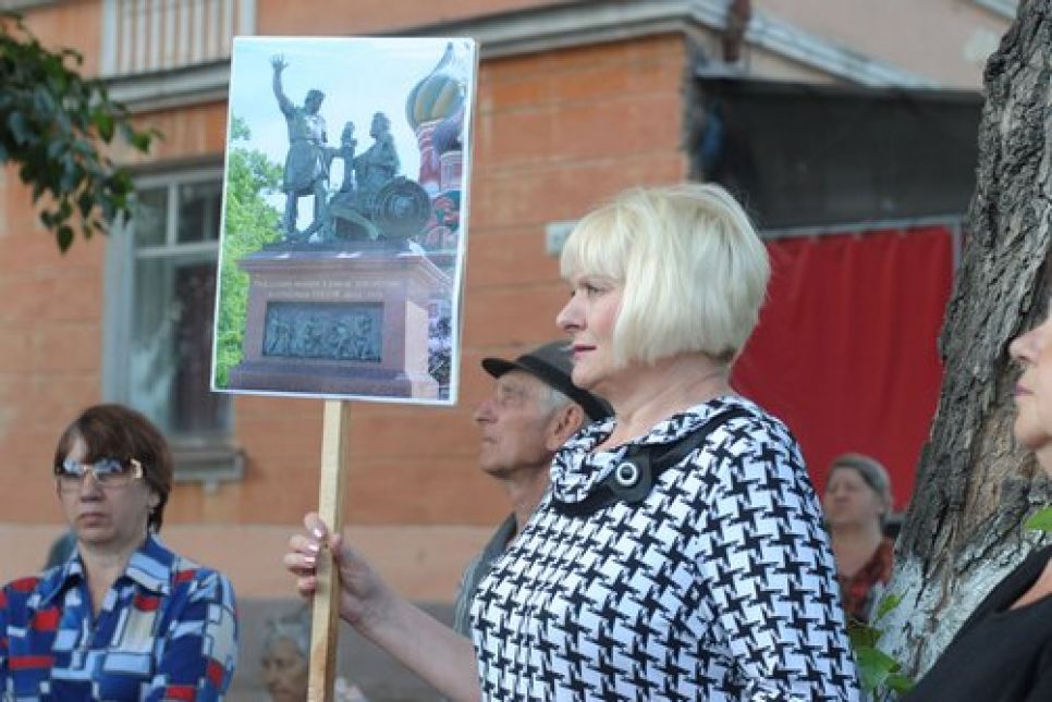 Жители Алтайского края тысячами вступают в
антиединороссовское "Народное ополчение": в Рубцовске прошел
колоссальный митинг...