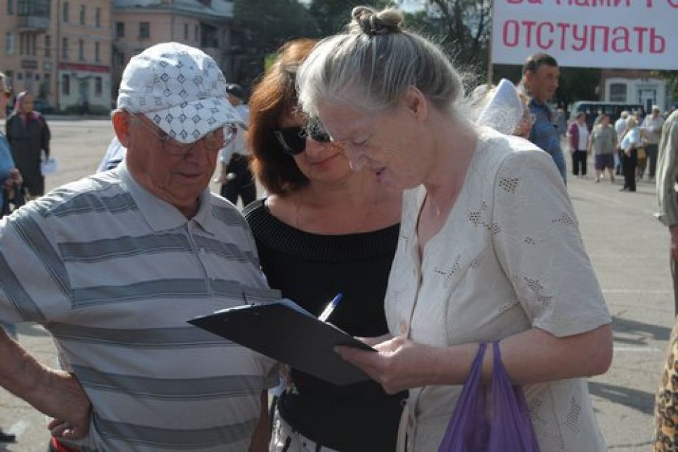 Жители Алтайского края тысячами вступают в
антиединороссовское "Народное ополчение": в Рубцовске прошел
колоссальный митинг...