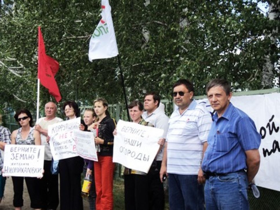 Движение "Долой партию жуликов и воров"  в ходе
митинга потребовало восстановить права жителей пригородных поселков Барнаула.