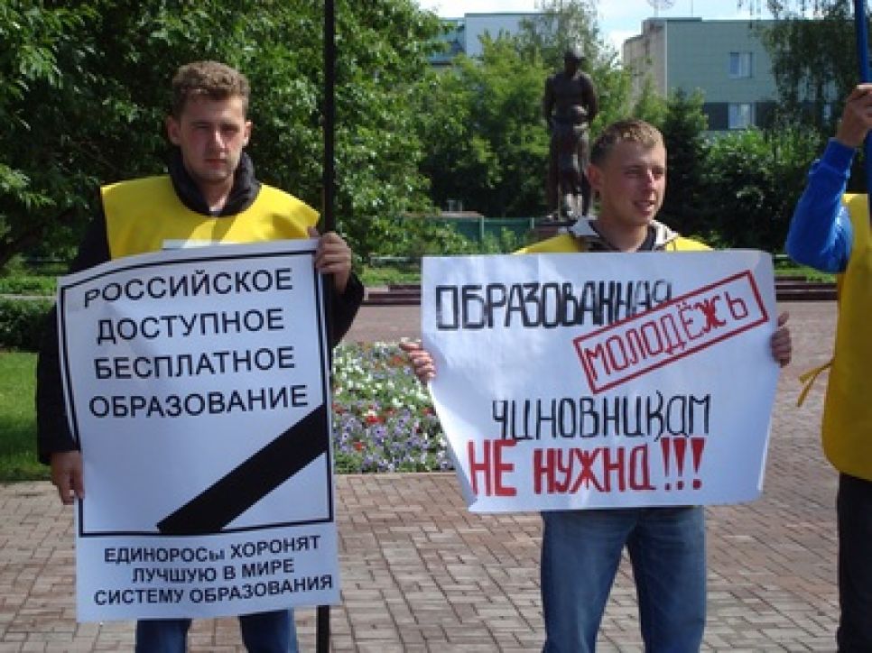 За отставку министра образования и науки Андрея Фурсенко
справедливороссы собрали около 100 подписей барнаульцев.