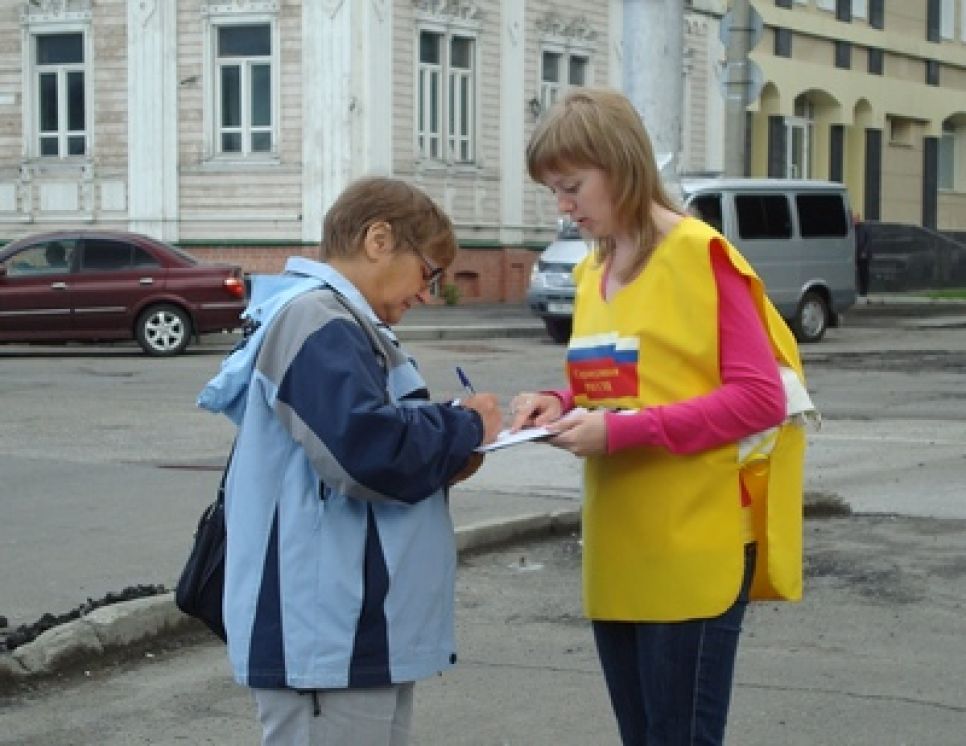 За отставку министра образования и науки Андрея Фурсенко
справедливороссы собрали около 100 подписей барнаульцев.