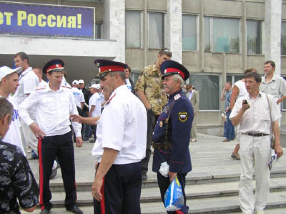 На встрече с жителями Алтайского края Владимир Жириновский
рассказал о начале третьей мировой войны и по традиции раздавал купюры - на сей раз 500-рублевые.
