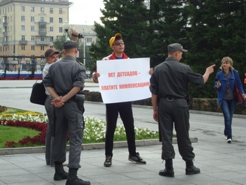 В Барнауле правоохранители  разогнали одиночные пикеты, которые проводили у здания краевой администрации
молодые сторонники "Справедливой России" в поддержку социальных
инициатив партии. Фото.