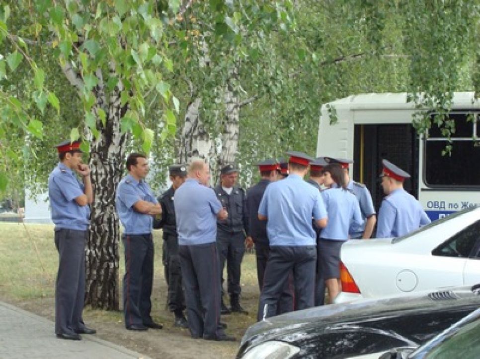 В Барнауле правоохранители  разогнали одиночные пикеты, которые проводили у здания краевой администрации
молодые сторонники "Справедливой России" в поддержку социальных
инициатив партии. Фото.