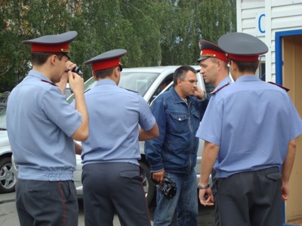 В Барнауле правоохранители  разогнали одиночные пикеты, которые проводили у здания краевой администрации
молодые сторонники "Справедливой России" в поддержку социальных
инициатив партии. Фото.