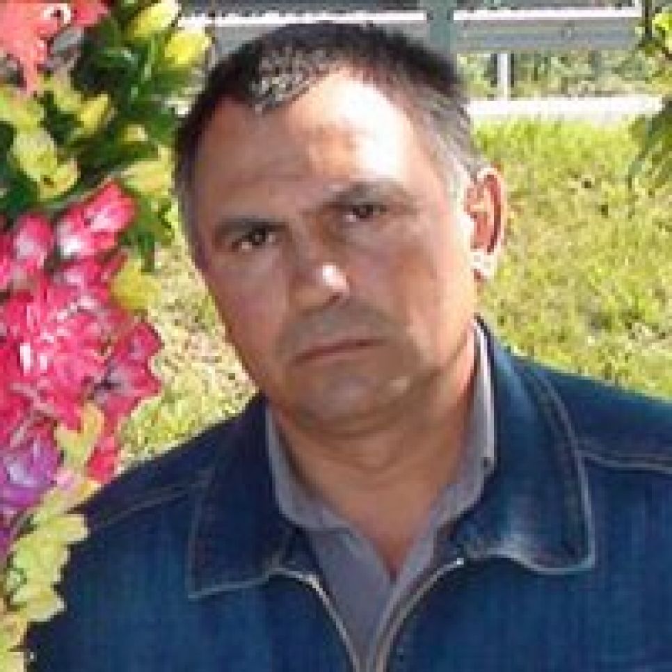 Олег Боронин, сельский житель: профессиональные мошенники
охмуряют на Алтае стариков, маскируясь под единороссов. Или наоборот,
единороссы...