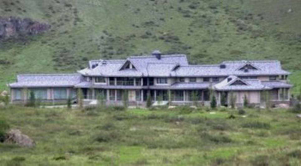 "Стойте! Дальше дороги нет!": московские журналисты о том, как они 
наткнулись  на "поместье Путина" в горах Алтаях .