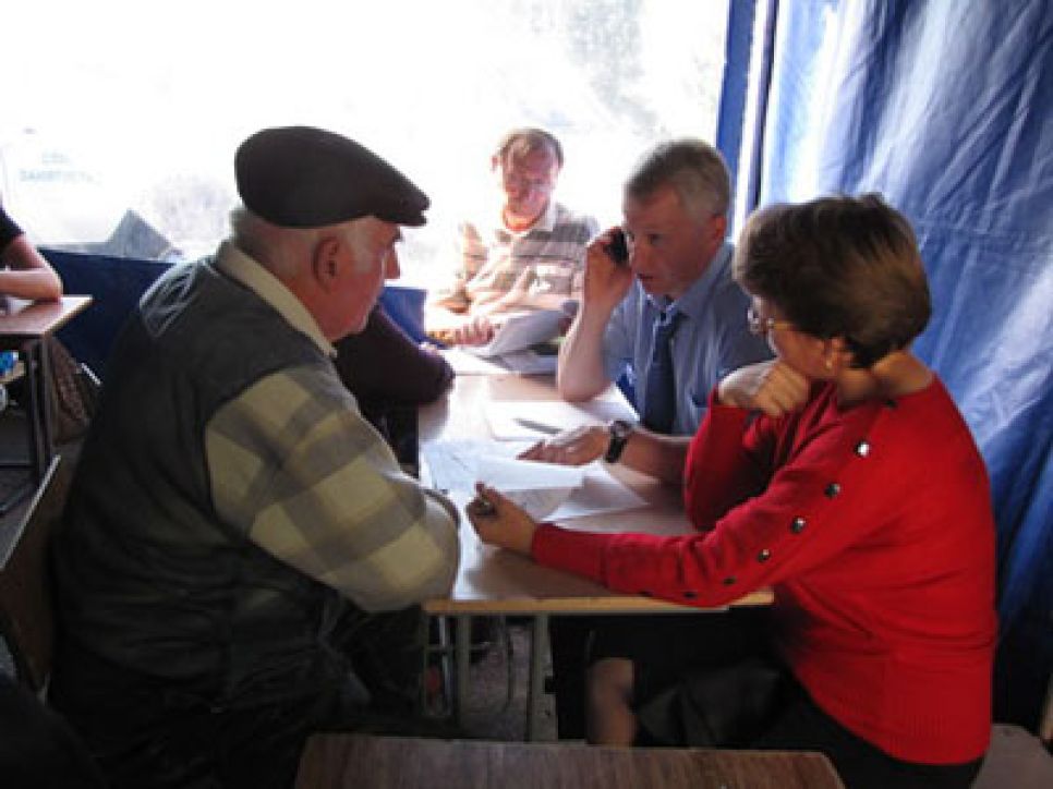 Известный в Алтайском крае депутат-справедливоросс принял
участие в агитмероприятиях скандального агитпоезда "партии
власти".