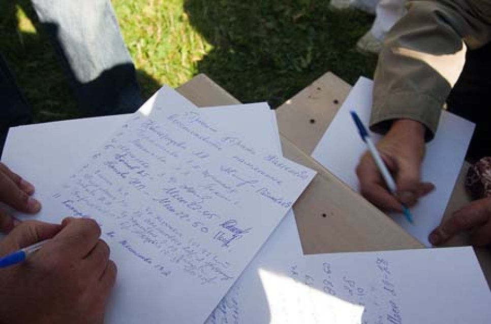 Митинг с требованием отставки мэра Белокурихи собрал около 100
жителей города-курорта.