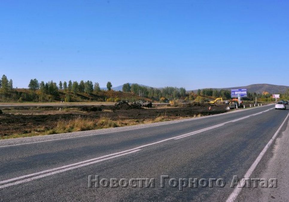 "Сибмост" начал капитальную реконструкцию участка Чуйского
тракта в районе аэропорта Горно-Алтайска.