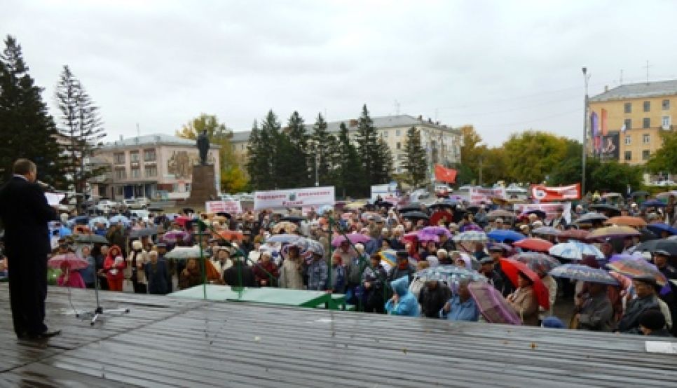 "Хватит упрашивать эту власть!": митинг по проблемам ЖКХ
прошел в Рубцовске. Фото.