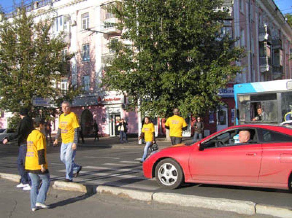 В Барнауле обманутые дольщики "Алтпромснаба" провели акцию
против владельца компании, депутата Алтайского
Заксобрания Александра Орлова.
