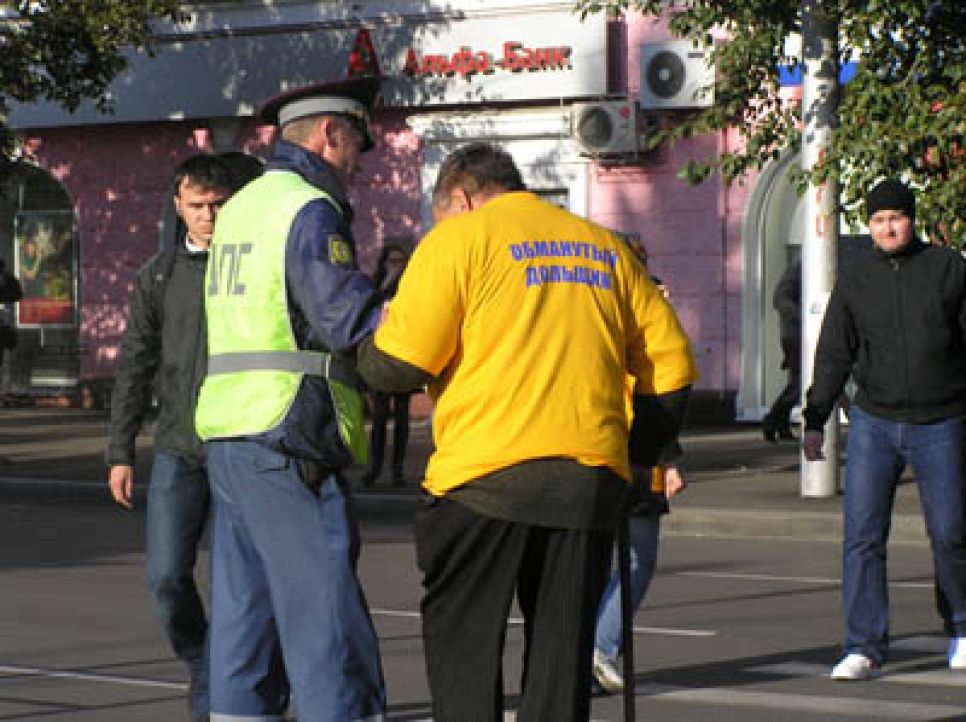 В Барнауле обманутые дольщики "Алтпромснаба" провели акцию
против владельца компании, депутата Алтайского
Заксобрания Александра Орлова.