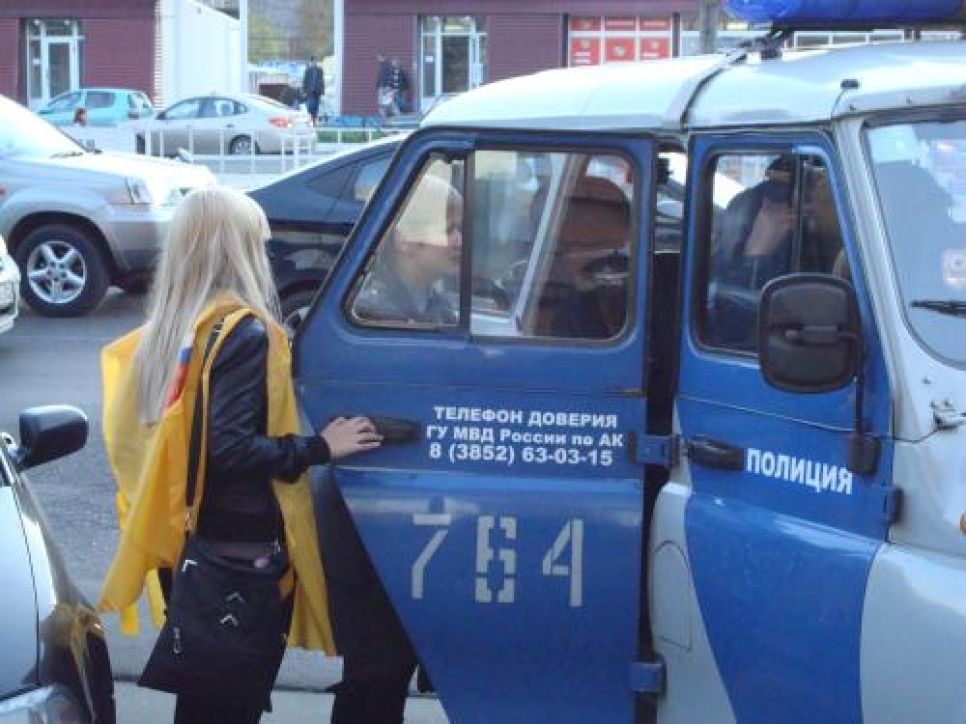 Полицейские запугивают агитаторов "Справедливой
России" на улицах Барнаула, зачастую представляясь сотрудниками
Следственного комитета. Фото.
