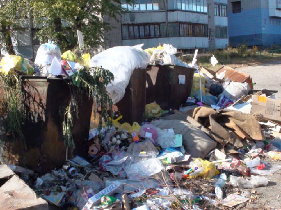 Общественник Василий Сташко: "Сибирский Неаполь" - через год
управления сити-менеджерами Барнаул утопает в мусоре... Фото
(Предупреждение! Облик Барнаула носит не вполне приличный
характер).