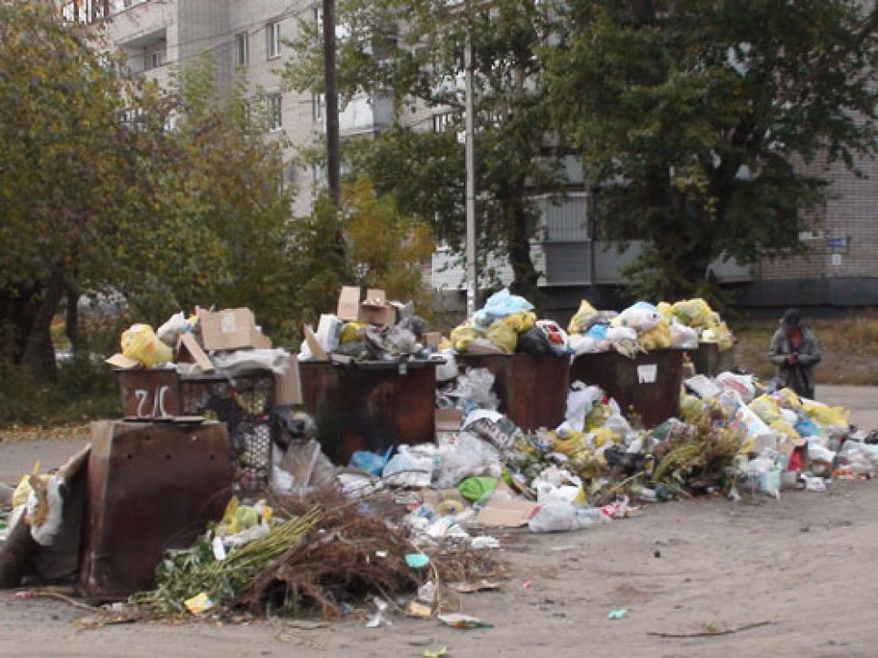 Общественник Василий Сташко: "Сибирский Неаполь" - через год
управления сити-менеджерами Барнаул утопает в мусоре... Фото
(Предупреждение! Облик Барнаула носит не вполне приличный
характер).